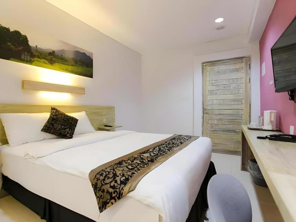 Life Puri Hotel Surabaya Gubeng Exterior photo