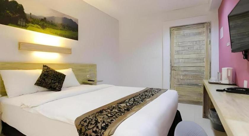Life Puri Hotel Surabaya Gubeng Exterior photo