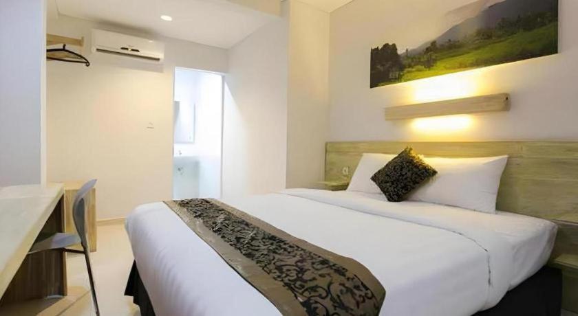 Life Puri Hotel Surabaya Gubeng Exterior photo