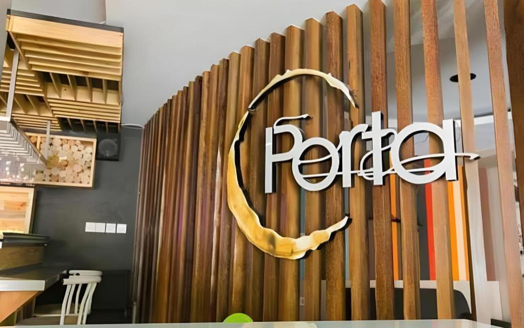 Life Puri Hotel Surabaya Gubeng Exterior photo